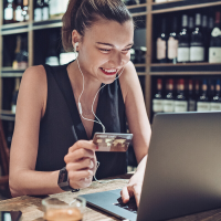 Mujer Realizando Un Pago En Línea Con Su Laptop En La Cafetería De Un Gimnasio